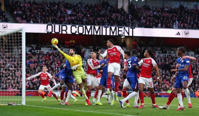 Lider Arsenal derbide Chelsea’yi devirdi