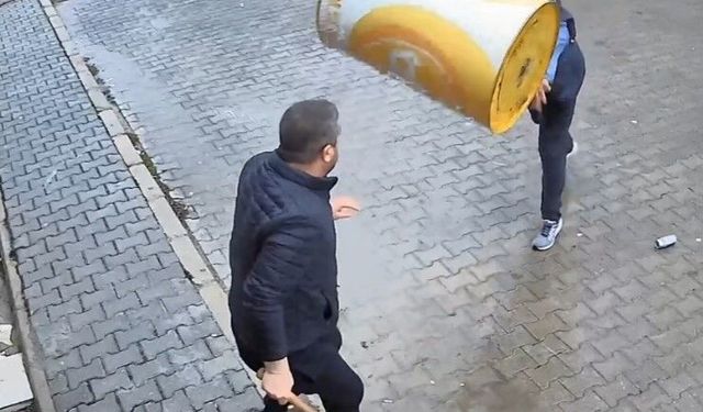 Afyonkarahisar'da tekel bayisinde inanılmaz kavga! Varil ve parke taşları havada uçuştu