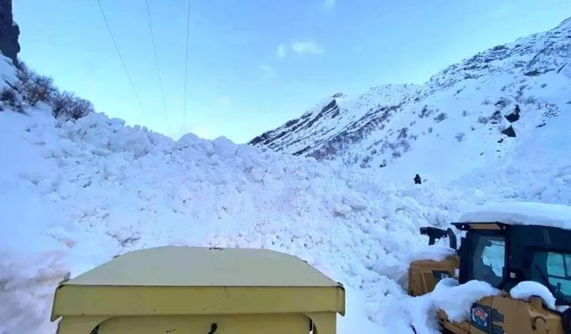 Şırnak'ta çığ dehşeti: 40 yolculu otobüs karlar altında kaldı!