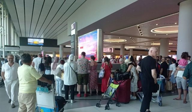 Tatil dönüşü başladı... İstanbul havalimanlarında yoğunluk