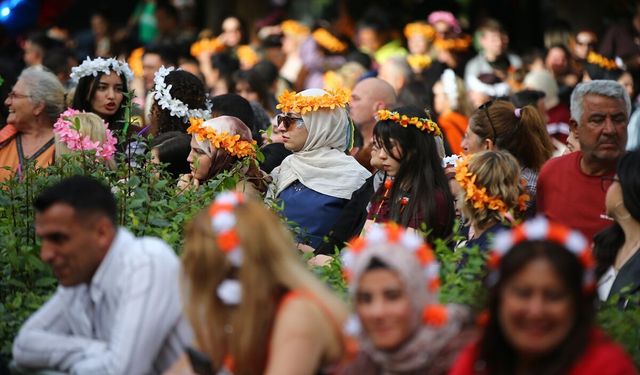 14. Uluslararası Portakal Çiçeği Karnavalı'nın kortej geçişi yapıldı