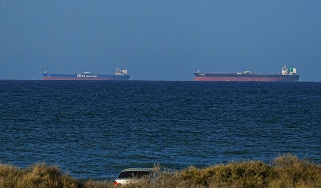 ABD-İran ateşkesi sonrası Hürmüz Boğazı'ndan gemiler geçmeye devam ediyor