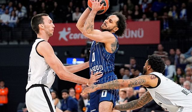 Anadolu Efes uzatmada kazandı:79-72