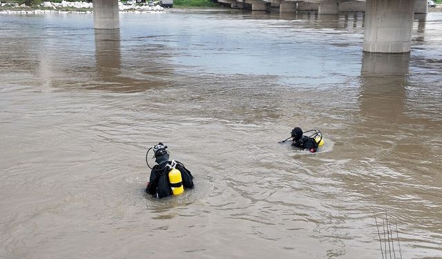 Bursa'da aracıyla akıntıya kapılan kişi için arama kurtarma çalışması yapılıyor