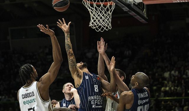 Anadolu Efes Avrupa'da perdeyi Atina'da Panathinaikos ile kapatıyor