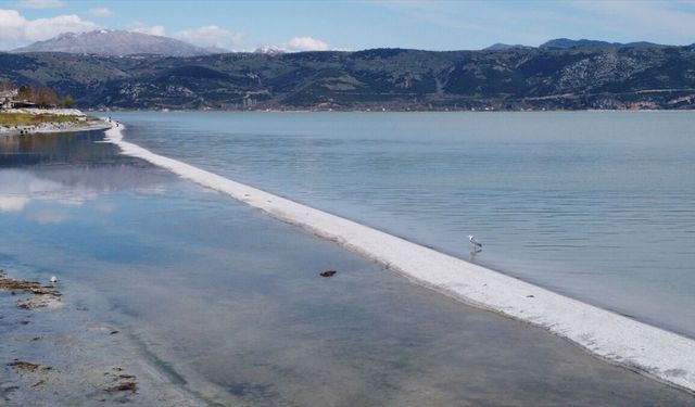 Eğirdir Gölü'nde doğal yürüyüş yolu oluştu