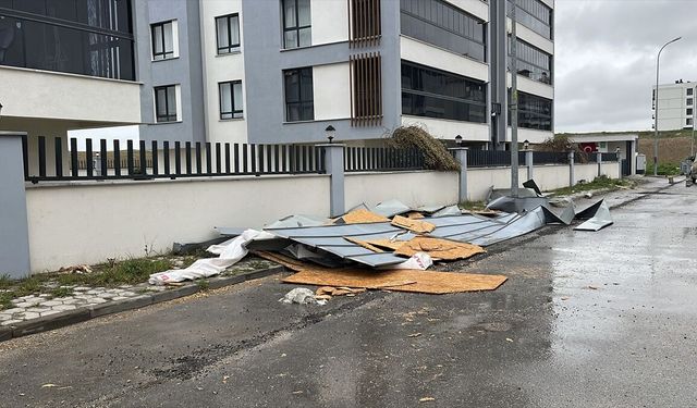 Eskişehir'de kuvvetli rüzgar nedeniyle çatı uçtu
