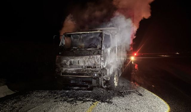 Erzurum'da alev alan kamyon kullanılamaz hale geldi