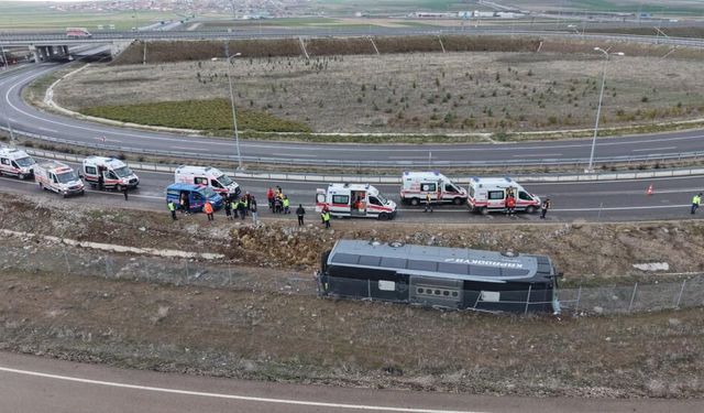 Yolcu otobüsü virajı alamadı şarampole devrildi: 23 yaralı
