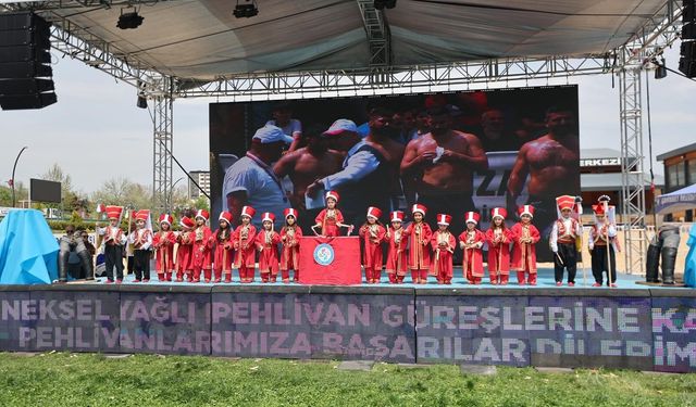 Mehteranlı çocuklar er meydanında sahne aldı