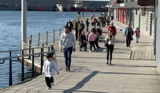 Güneş yüzünü gösterdi, Zonguldak'ta sahil şeridi hareketlendi