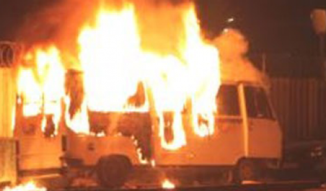 Ataşehir’de Park halindeki minibüs alevlere teslim oldu