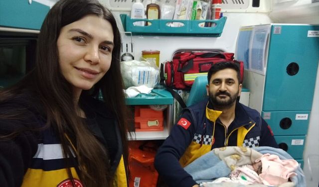Ambulansta hastane yolunda doğum yaptı