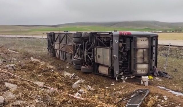Aksaray'da tur otobüsü devrildi! Çok sayıda yaralı var