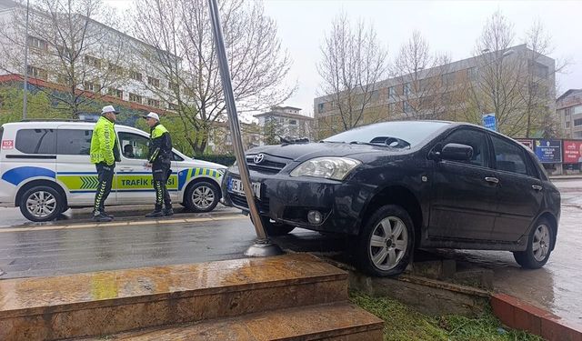 Amasya'da kontrolden çıkan otomobil durağı teğet geçti