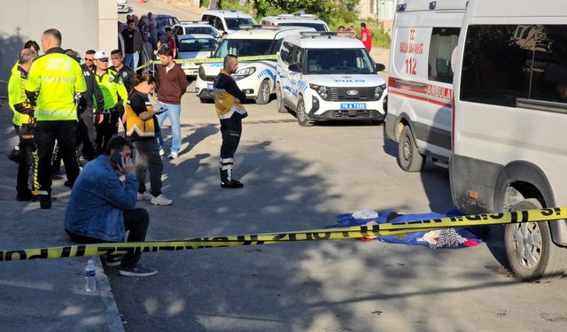 Karabük'te acı kaza: Yola fırlayan 3 yaşındaki çocuğa servis çarptı