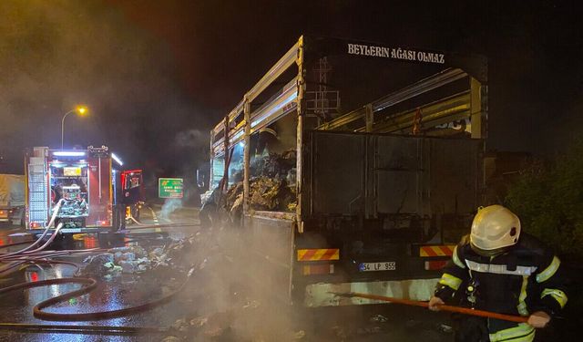 TEM otoyolunda tekstil yüklü kamyon alev aldı