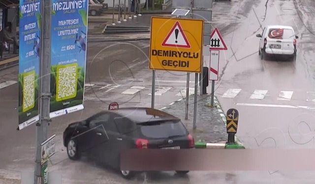 Kontrolden çıkan otomobil durakta bekleyenleri teğet geçti: O anlar kamerada