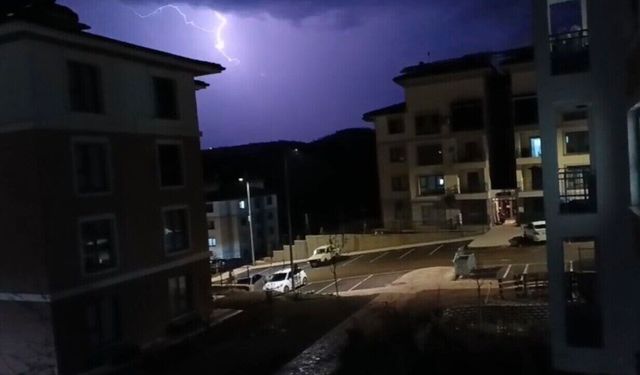 Adıyaman'da şimşekler geceyi aydınlattı