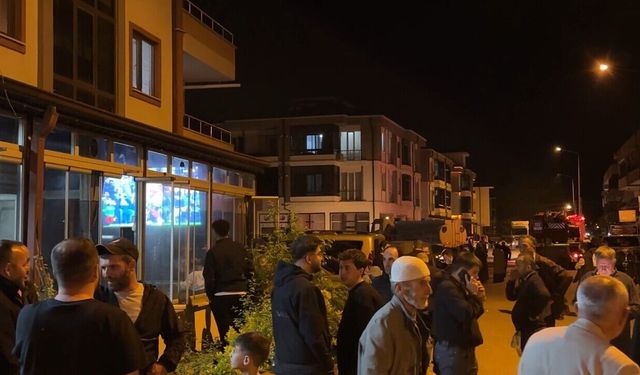 Mahalle yanarken onlar derbiyi izledi