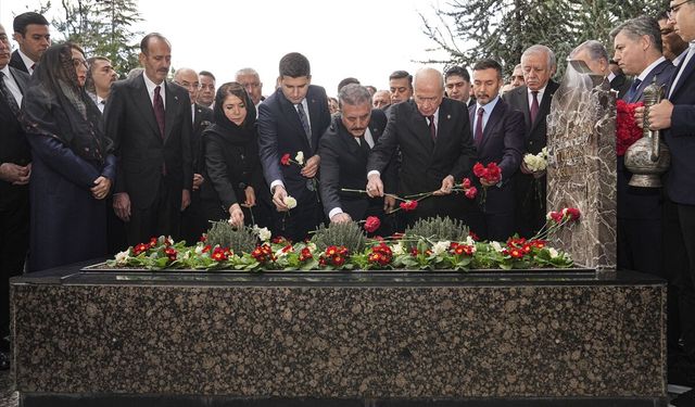 Bahçeli’den Türkeş’in kabrine ziyaret: Karanfil bıraktı!