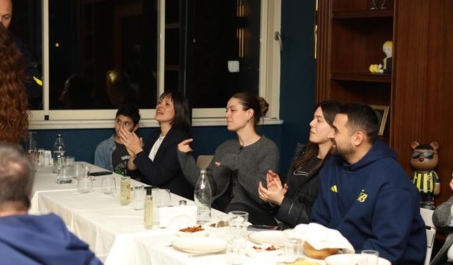 Fenerbahçe Opet şampiyonluğunu kutluyor