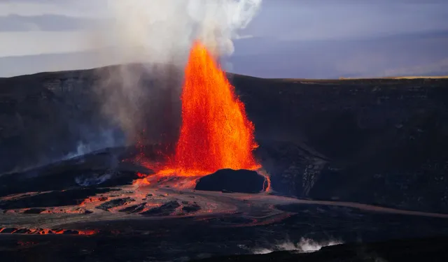 Kilauea Yanardağı yeniden alevlendi: Lavlar 190 metreye ulaştı