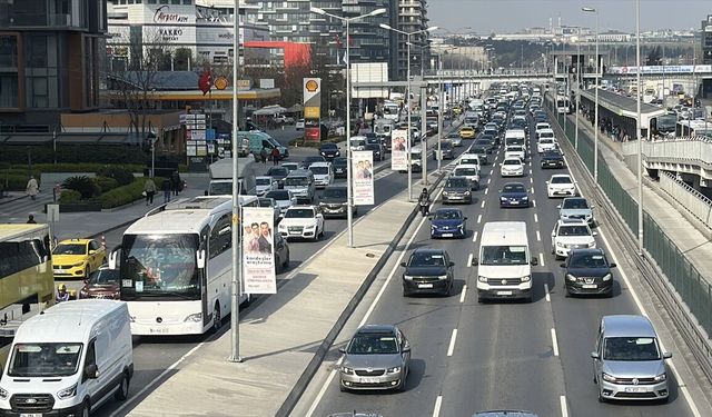 İstanbul trafik durumu: Megakentte yollar kilitlendi