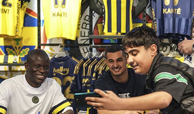 Fenerbahçeli yıldızlara büyük ilgi! Kante ve Levent taraftarla buluştu