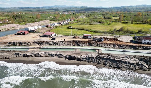 Sakarya Karasu'da kıyı erozyonunu önlemek için sahil koruma duvarı çalışmaları başladı