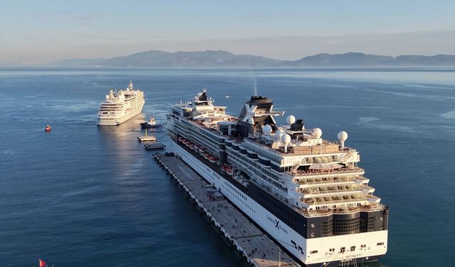 Kuşadası'na iki dev kruvaziyer: 2 bin 723 turist geldi