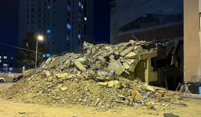 Apartman tek kepçe darbesiyle yıkıldı