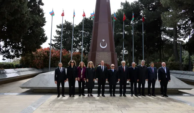 Bakü’de anlamlı ziyaret: Üçlü dostluk grubundan şehitlere vefa