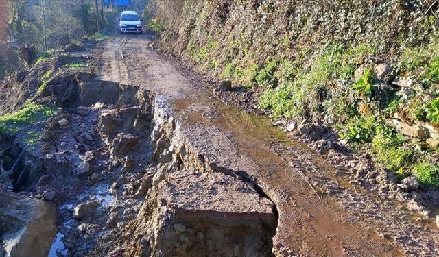 Sinop’ta heyelan yolu çökertti