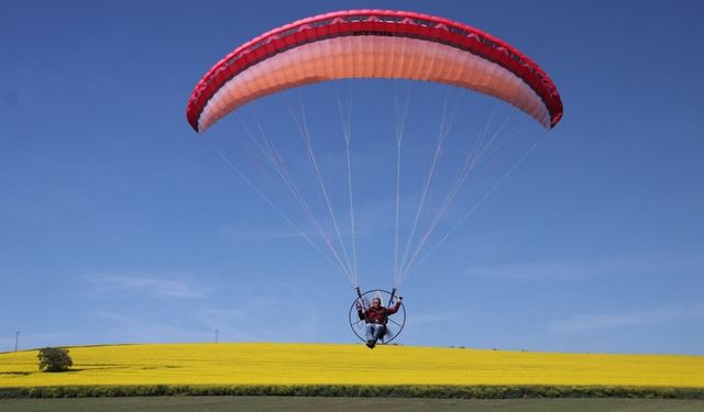 Tekirdağ rengarenk! Paramotorla kanola tarlası üzerinde uçtu