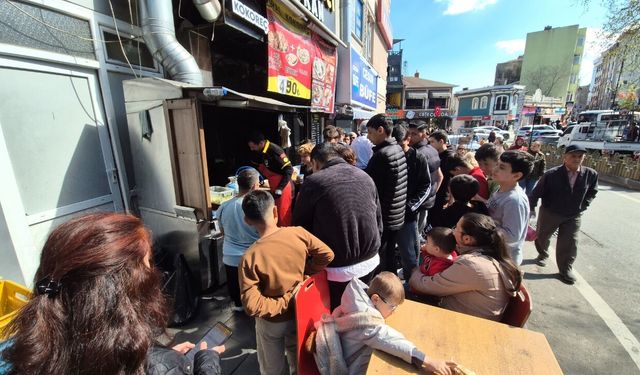 Tekirdağ'da bedava kokoreç izdiham yarattı