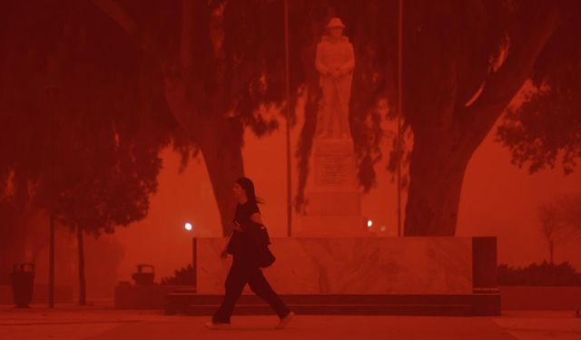 Afrika'dan gelip Yunanistan'ı kızıla boyadı: Çöl tozu Türkiye'ye geliyor! 31 şehir için sarı kodlu uyarı