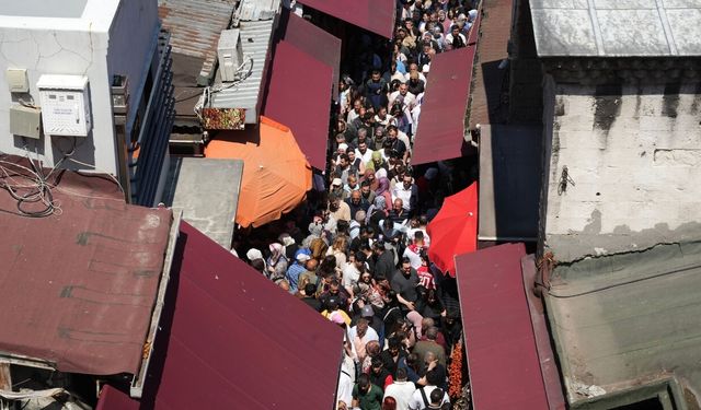 İstanbullular Eminönü'ne akın etti!