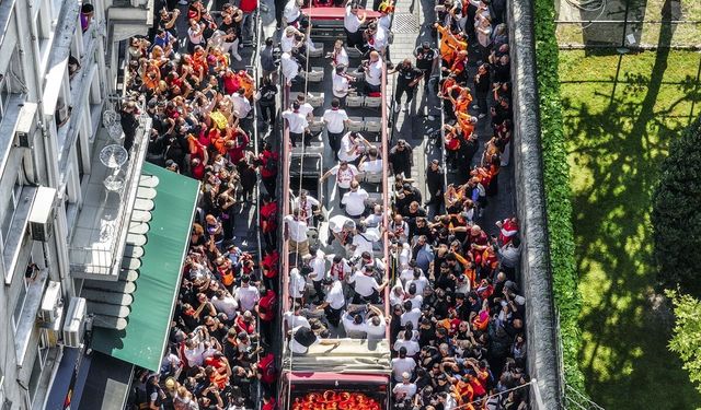 Galatasaray’da şampiyonluk korteji başladı! Taraftarlar otobüsü abluka altına aldı...