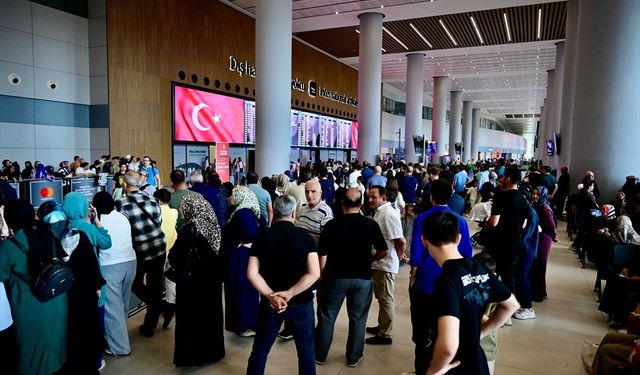 İstanbul Havalimanı'nda bayram dönüşü yoğunluğu