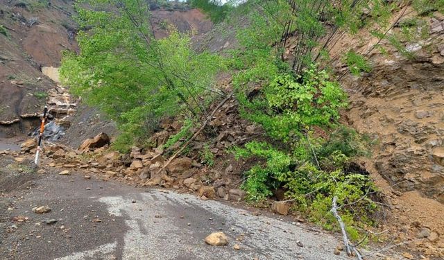 Kastamonu’da heyelan sebebiyle 5 köye ulaşım sağlanan yol kapandı
