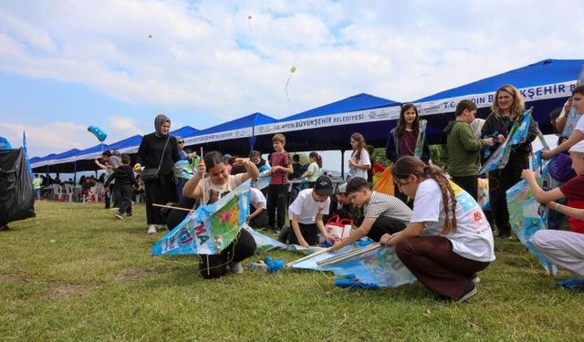 Aydın'da uçurtmalar gökyüzünü renklendirdi