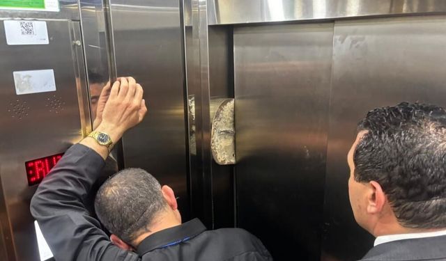 CHP heyeti Gaziantep'te asansörde mahsur kaldı