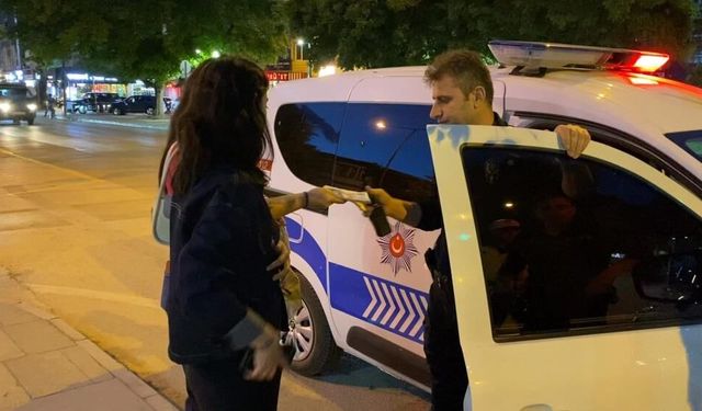 Bankamatikte unutulan parayı polise teslim etti