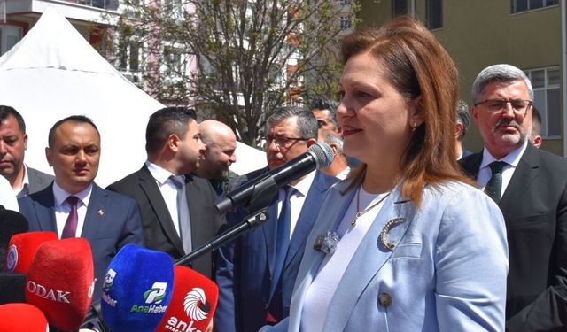AK Parti'ye geçen Afyonkarahisar Belediye Başkanı Burcu Köksal'a Afyonkarahisar'da