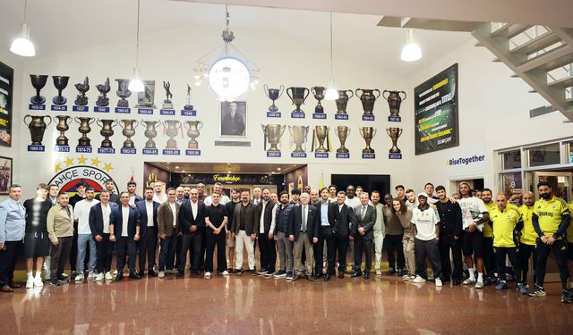 Fenerbahçe'de başkan Saran, futbolcularla yemekte bir araya geldi