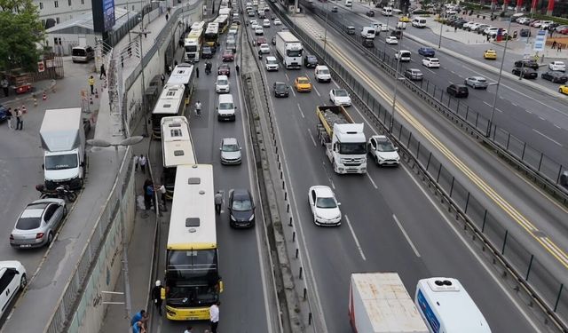 İETT otobüsü arızanlandı, insanlar yol ortasına çıktı