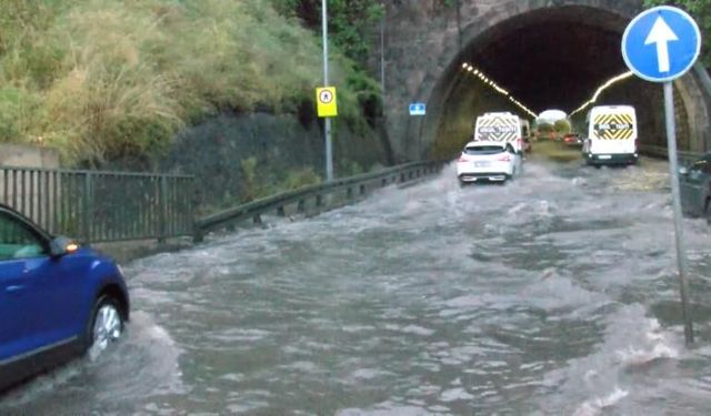 İstanbul'da yağış trafiği felç etti: Maltepe'de tünel sular altında kaldı