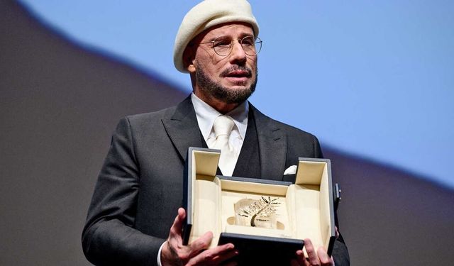 John Travolta’ya Cannes’da sürpriz ödül! Gözyaşlarını tutamadı!