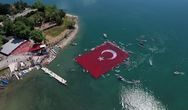 Sapanca Gölü'nde 19 Mayıs'a özel anlamlı gösteri